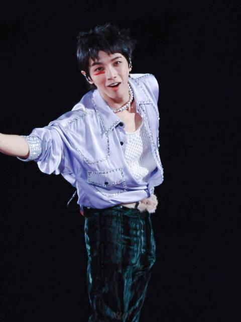 明星抽烟视频华晨宇,明星私生活引发热议