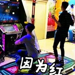 美女跳舞整蛊吃瓜,意外整蛊吃瓜群众